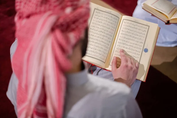 Duas Pessoas Muçulmanas Leitura Mesquita Quran Juntos Conceito Educação Islâmica — Fotografia de Stock