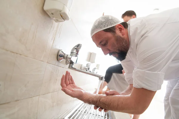 Groupe Musulmans Prennent Ablution Pour Prière Rite Religieux Islamique Cérémonie — Photo