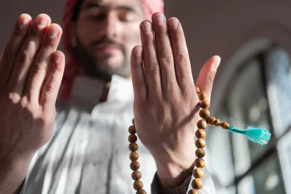 Muzułmanin Podniesionymi Ramionami Wykonuje Praktykuje Islamską Modlitwę Unurę Meczetu — Zdjęcie stockowe