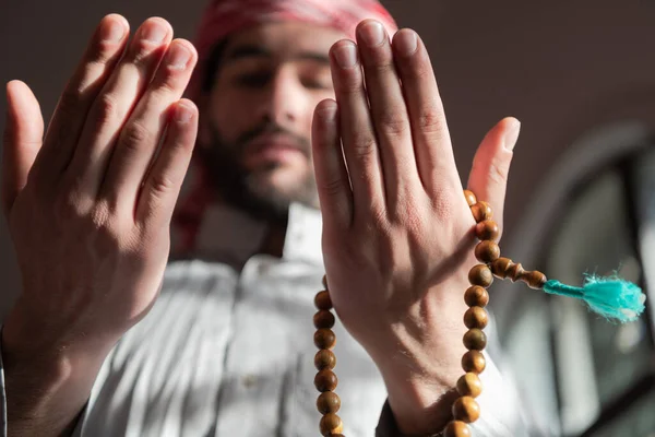 Ein Muslim Mit Erhobenen Armen Verrichtet Und Praktiziert Das Islamische — Stockfoto