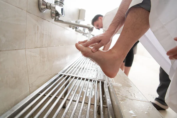 Een Groep Moslims Neemt Ablution Voor Het Gebed Islamitische Religieuze — Stockfoto