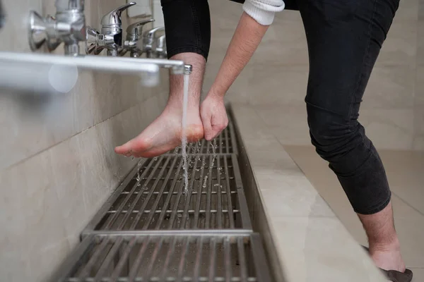 Een Moslim Neemt Ablution Voor Het Gebed Islamitische Religieuze Rite — Stockfoto