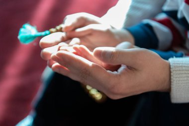 Müslüman dua eden baba ve oğul camide birlikte dua ediyorlar, İslami eğitim kavramı.