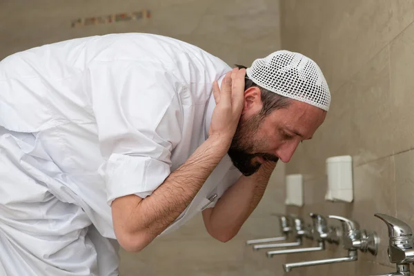 Musulmán Toma Ablución Para Oración Rito Religioso Islámico Ceremonia Limpieza — Foto de Stock