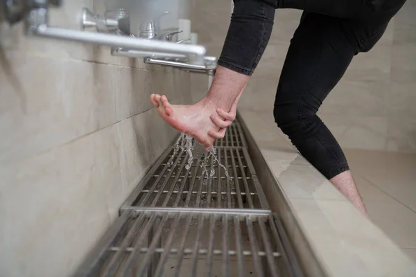 Een Moslim Neemt Ablution Voor Het Gebed Islamitische Religieuze Rite — Stockfoto