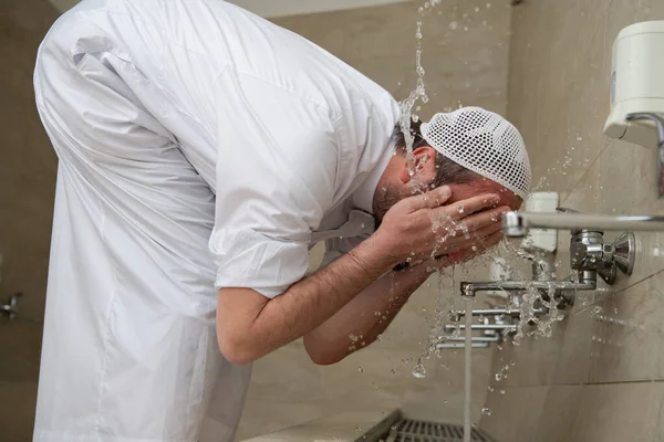 Musulman Prend Ablution Pour Prière Rite Religieux Islamique Cérémonie Nettoyage — Photo