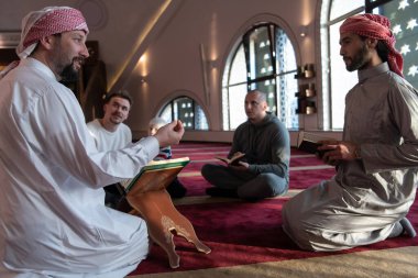 Camide Müslümanlar birlikte Kuran okuyorlar. İslam eğitimi kavramı ve kutsal kitap kuran okulu.