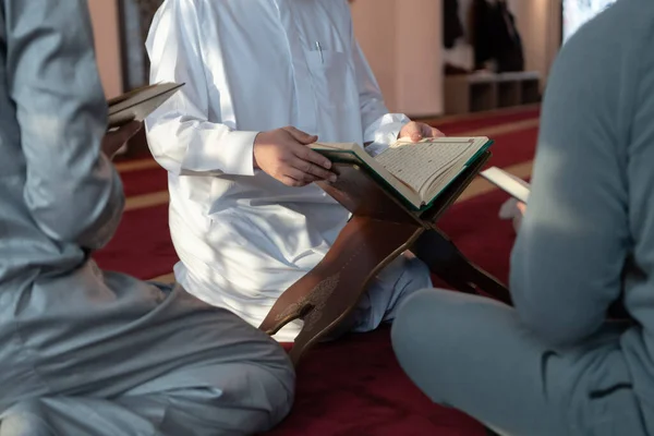 Gente Musulmana Mezquita Que Leía Quema Juntos Concepto Educación Islámica — Foto de Stock