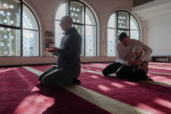 Muzułmańska Modlitwa Ojciec Syn Meczecie Modlący Się Wspólnie Islamską Koncepcję — Zdjęcie stockowe