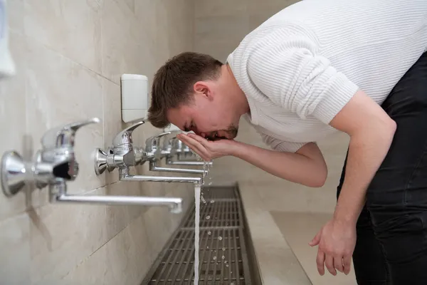 Muslim Takes Ablution Prayer Islamic Religious Rite Body Cleansing Ceremony — Stock Photo, Image