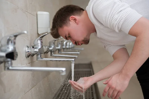 Een Moslim Neemt Ablution Voor Het Gebed Islamitische Religieuze Rite — Stockfoto