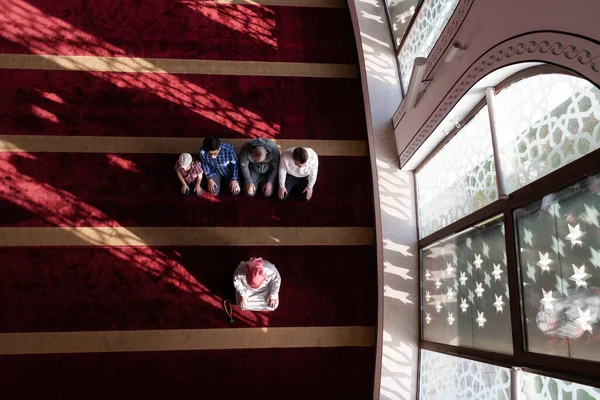 Gruppe Muslimischer Menschen Betet Namaz Moschee — Stockfoto