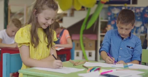 Kreatywne Dzieci Podczas Zajęć Plastycznych Przedszkolu Lub Rysunku Szkole Podstawowej — Wideo stockowe