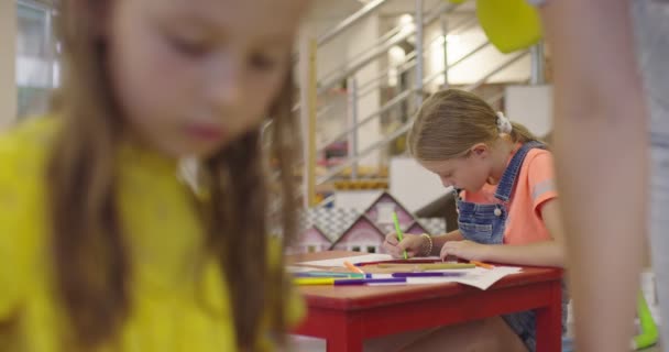 Kreativa Barn Konstlektion Ett Daghem Eller Grundskolans Klassrum Rita Med — Stockvideo
