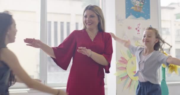 Happy Female Teacher Sitting Playing Hand Games Group Little Schoolchildren — Stock Video