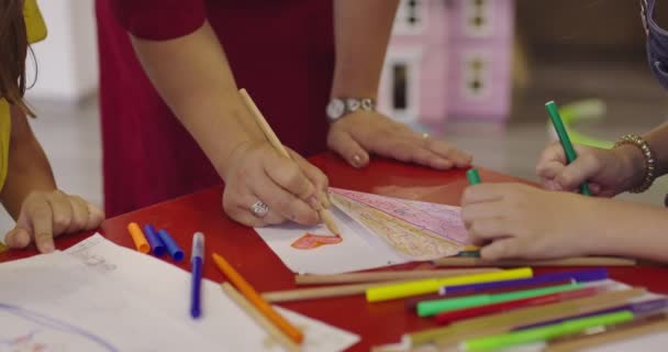 Kreatywne Dzieci Podczas Zajęć Plastycznych Przedszkolu Lub Szkole Podstawowej Rysunek — Wideo stockowe