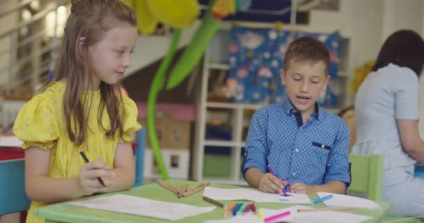 Criativa Crianças Durante Uma Aula Arte Uma Creche Escola Primária — Vídeo de Stock