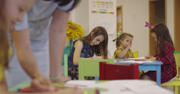 保育園や小学校の教室で女性教師と絵を描く中で スローモーション 高品質4K映像 — ストック動画