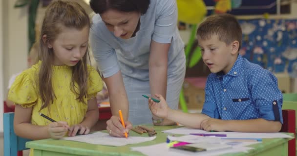 Bir Kreşteki Sanat Dersinde Yaratıcı Çocuklar Ilkokul Sınıfında Bayan Öğretmenle — Stok video