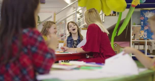 Grundskolan Barn Ritar Klassrummet Med Kvinnlig Lärare Tillsammans Leende Sakta — Stockvideo