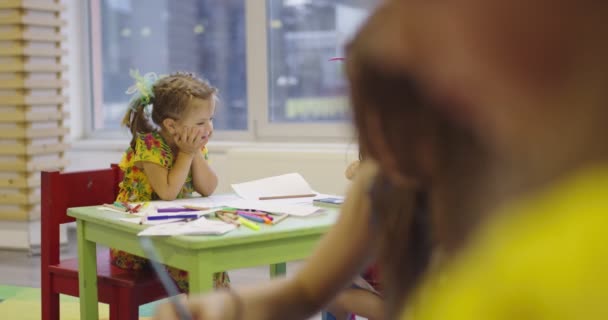 Creatieve Kinderen Tijdens Een Kunstles Een Kinderdagverblijf Basisschool Klaslokaal Tekening — Stockvideo