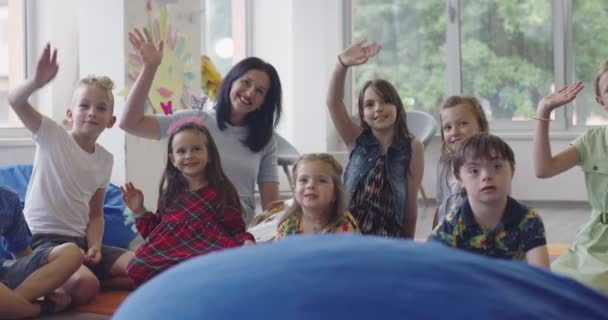一位快乐的女教师和一群小学生坐在一起玩手游 高质量的4K镜头 — 图库视频影像