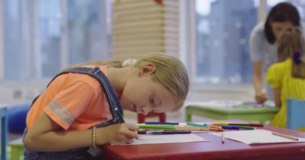 Kreative Kinder Während Eines Kunstkurses Einer Kindertagesstätte Oder Der Grundschule — Stockvideo