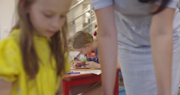 Criativa Crianças Durante Uma Aula Arte Uma Creche Escola Primária — Vídeo de Stock