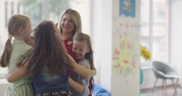 Une Enseignante Heureuse Assise Jouant Des Jeux Mains Avec Groupe — Video