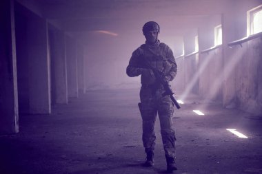 Kentsel çevre portresindeki modern savaş askeri. Renk arkaplanı açık renk.