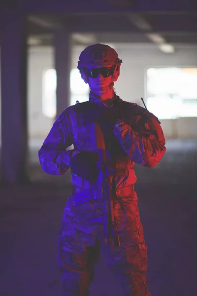 Nowoczesny Żołnierz Wojenny Środowisku Miejskim Portret Kolor Lighti Tło — Zdjęcie stockowe