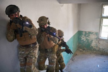 Biz deniz piyadelerinden oluşan özel kuvvetler timi merdivenleri taktik düzende çıkın.