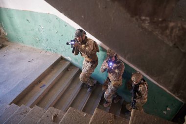 Biz deniz piyadelerinden oluşan özel kuvvetler timi merdivenleri taktik düzende çıkın.