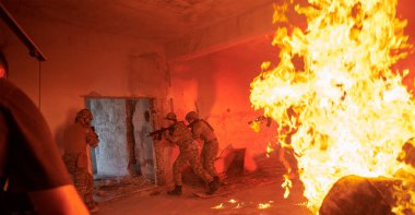 Eylemdeki Askerlerin Eylem Ortamında Çekim Yapan Videograf