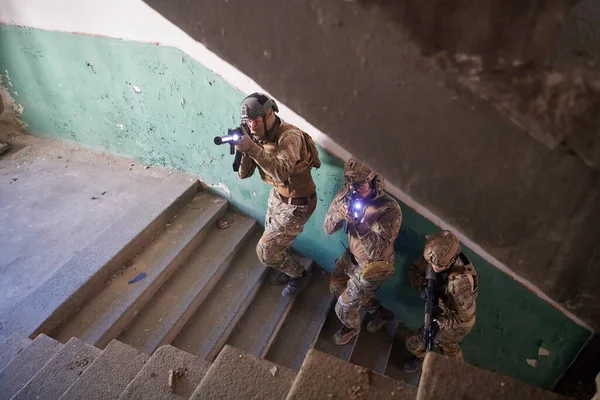 Biz deniz piyadelerinden oluşan özel kuvvetler timi merdivenleri taktik düzende çıkın.