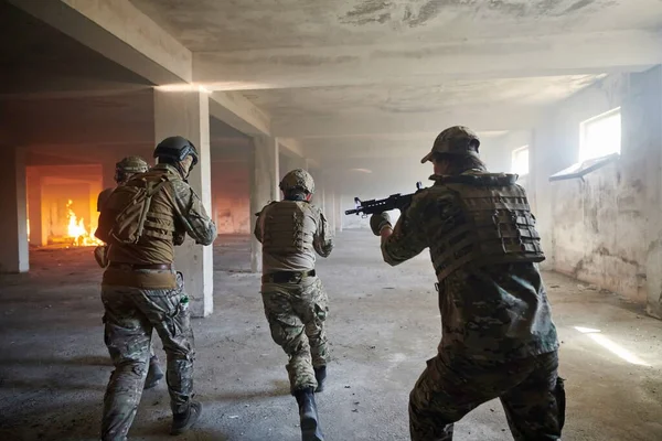 Katonai csapatok bevetése városi környezetben — Stock Fotó