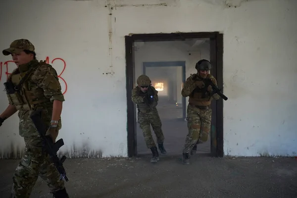 Truppe militari in azione ambiente urbano — Foto Stock