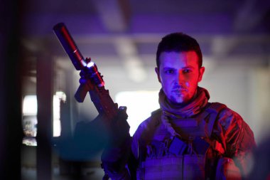 Kentsel çevre portresindeki modern savaş askeri. Renk arkaplanı açık renk.