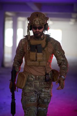 Kentsel çevre portresindeki modern savaş askeri. Renk arkaplanı açık renk.