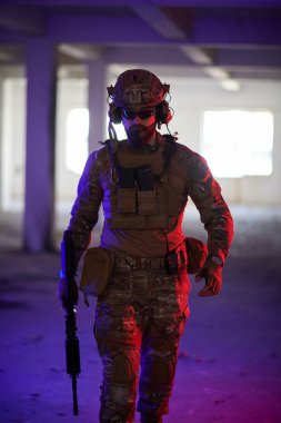 Kentsel çevre portresindeki modern savaş askeri. Renk arkaplanı açık renk.