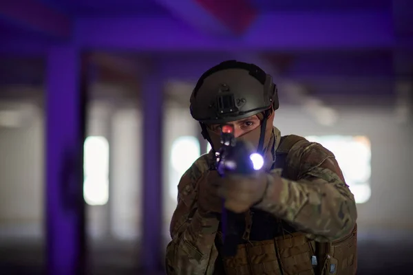 Soldado Guerra Moderna Campo Batalla Del Entorno Urbano Apuntando Las — Foto de Stock