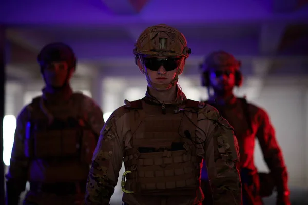在城市环境中行走的士兵小队彩色霓虹灯 — 图库照片