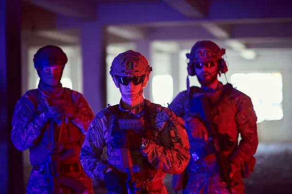 Στρατιώτες Ομάδα Πορτρέτο Αστικό Περιβάλλον Χρωματιστά Φώτα Νέον — Φωτογραφία Αρχείου