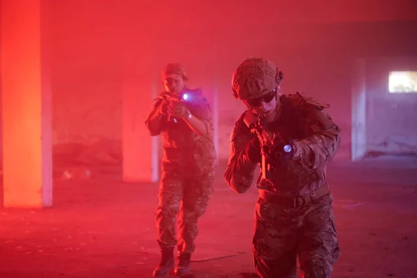 Militaire troepen in actie stedelijk milieu — Stockfoto