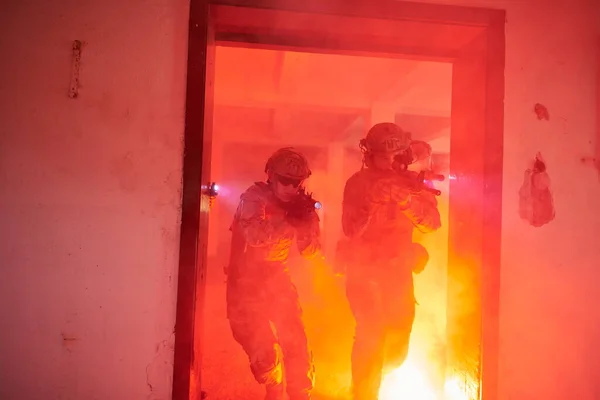 Tropas militares en acción entorno urbano — Foto de Stock