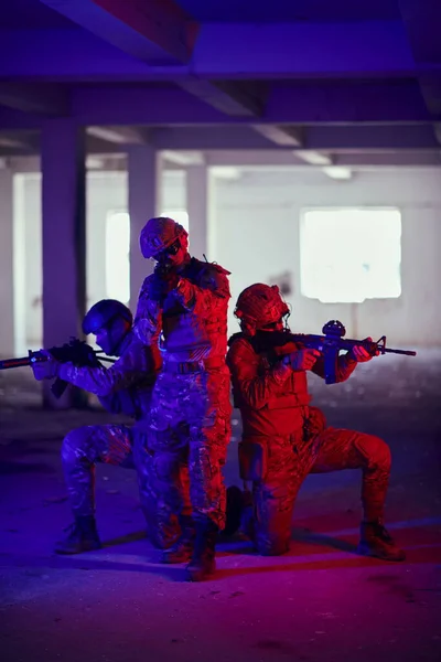 戦術形成の現代の戦争の兵士チームはアクション都市環境の色の照明を持っている — ストック写真