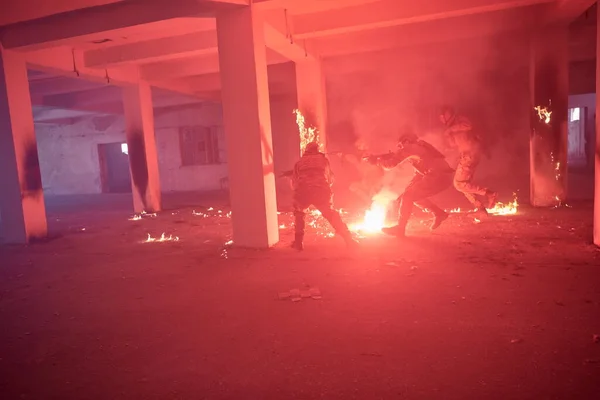 Özel Kuvvetler Askerleri Şehir Ortamında Taktiksel Saldırı Eylemi Yapıyor — Stok fotoğraf