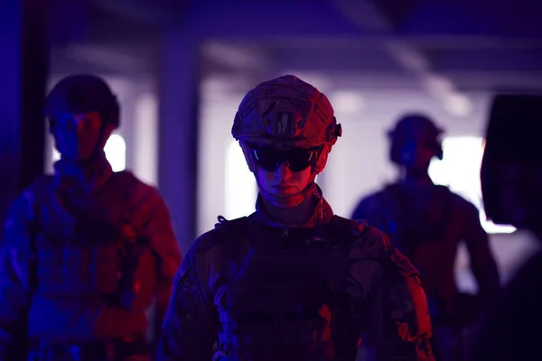 Asker Ekibi Şehir Ortamında Yürüyor Renkli Neon Işıklar — Stok fotoğraf