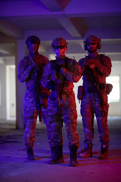 Asker Ekibi Şehir Ortamında Resim Yapıyor Renkli Neon Işıklar — Stok fotoğraf