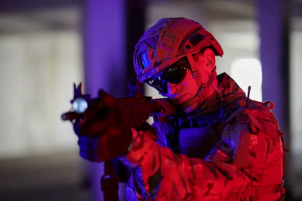 Nowoczesny Żołnierz Wojenny Polu Bitwy Środowiska Miejskiego Celujący Broń Skanujący — Zdjęcie stockowe